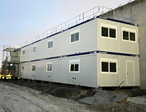 20 bungalows de chantier formant une base vie sur 2 étage avec un escalier sur le côté, créée par Allomat