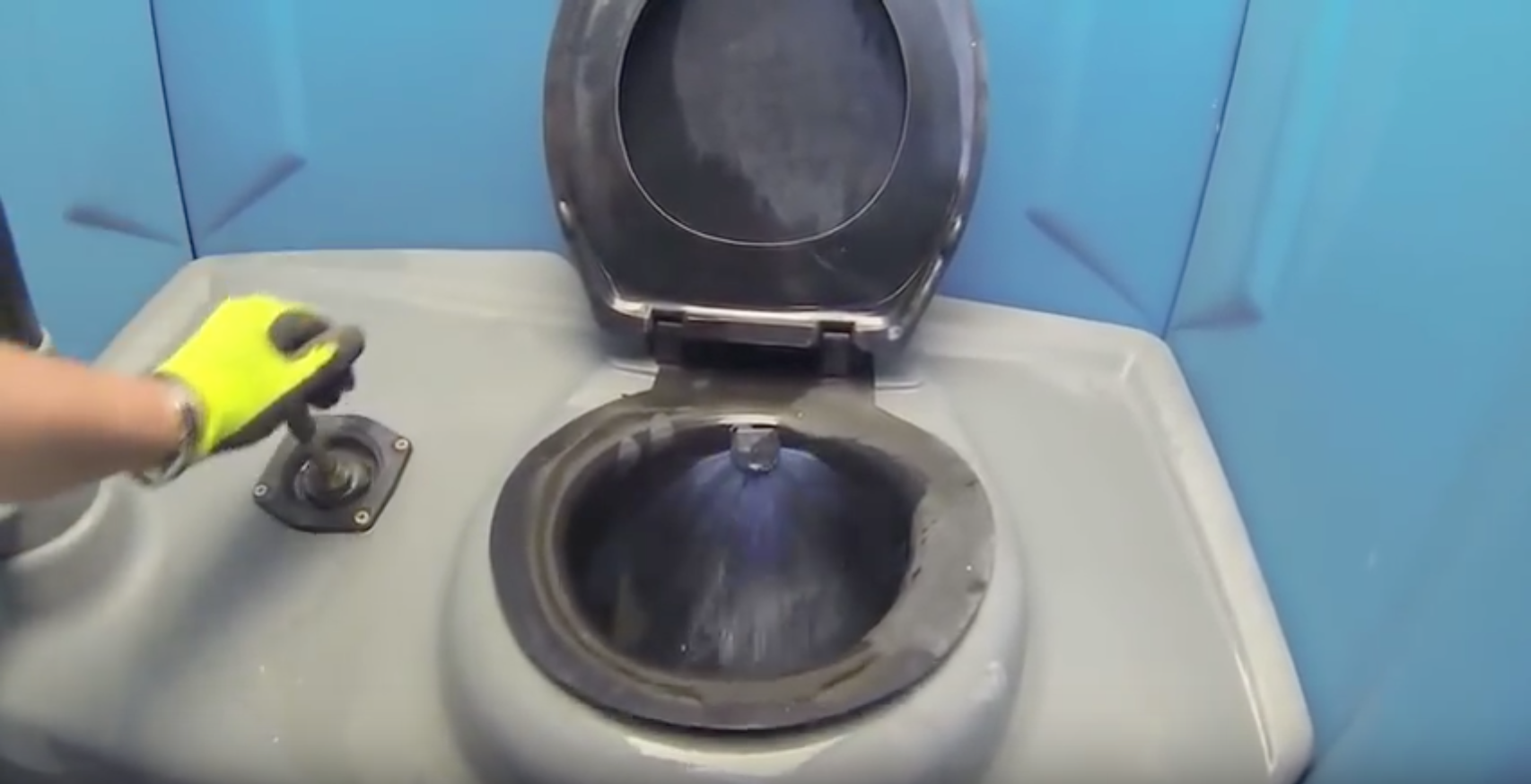 Vidange et entretien d'un toilette wc autonome chimique allomat