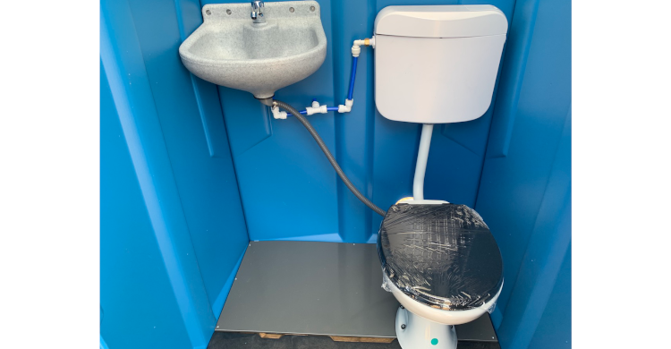 Livraison d'un wc raccordable transportable de chantier allomat