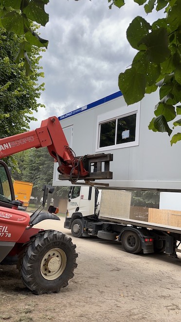 Allomat loue des bungalows et modules domino pour le festival événement rock en seine