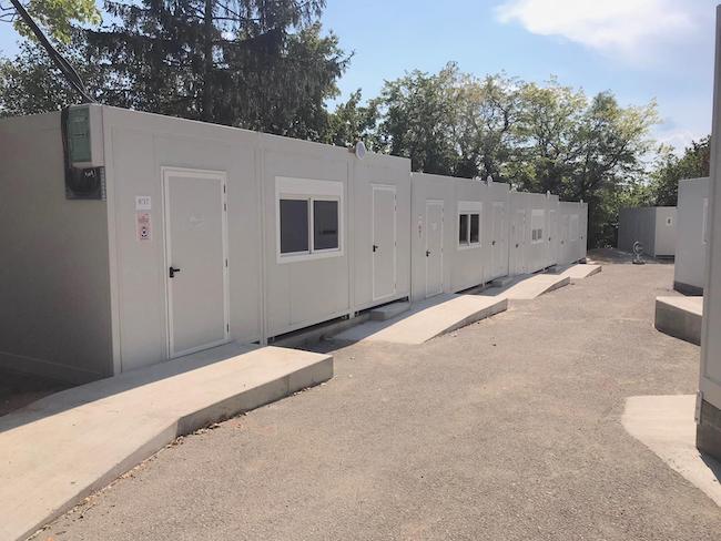 Installation finalisée des modules DOMINO salle de classe avec rampes d'accès pour PMR