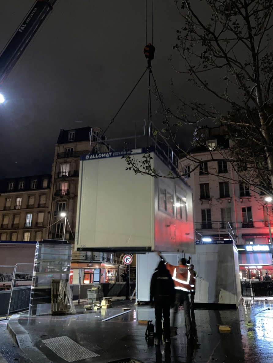 grutage de module la nuit sur Paris
