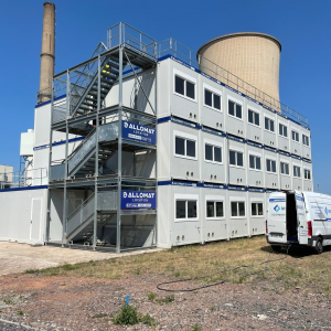 Base vie modulaire Allomat de deux &eacute;tages avec cages d'escaliers s&eacute;curis&eacute;es sur le site TotalEnergies de Saint-Avold
