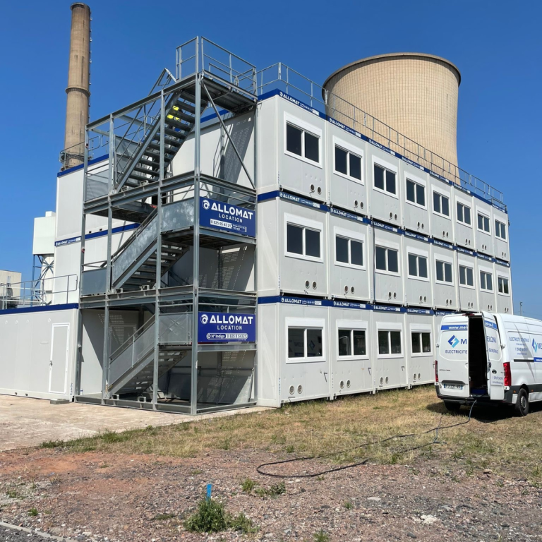Base vie modulaire Allomat de deux &eacute;tages avec cages d'escaliers s&eacute;curis&eacute;es sur le site TotalEnergies de Saint-Avold