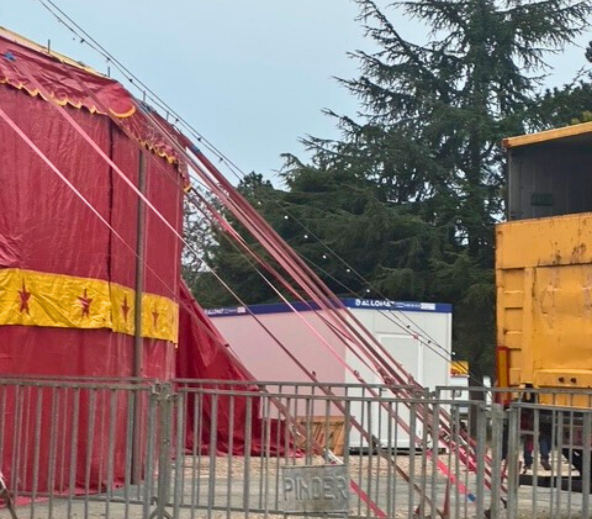 Modules temporaires Allomat install&eacute;s pour le Cirque Pinder sur la pelouse de Rouilly