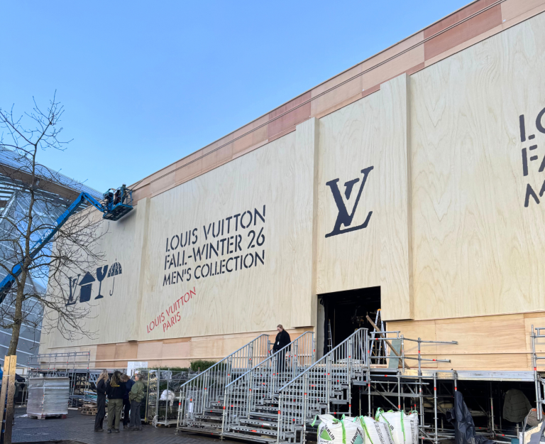 Installation nocturne de modules Allomat au Jardin d'Acclimatation &agrave; Paris pour la Fashion Week Louis Vuitton