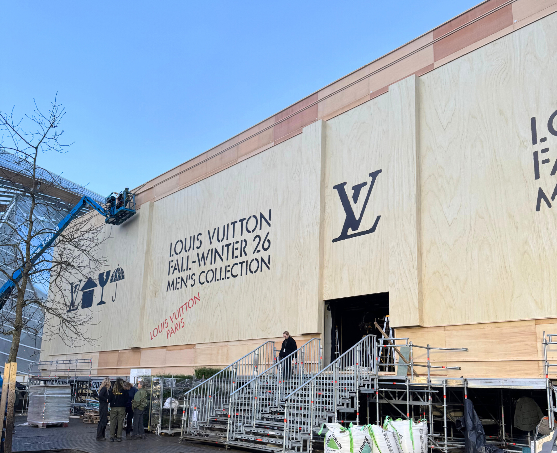 Installation nocturne de modules Allomat au Jardin d'Acclimatation &agrave; Paris pour la Fashion Week Louis Vuitton