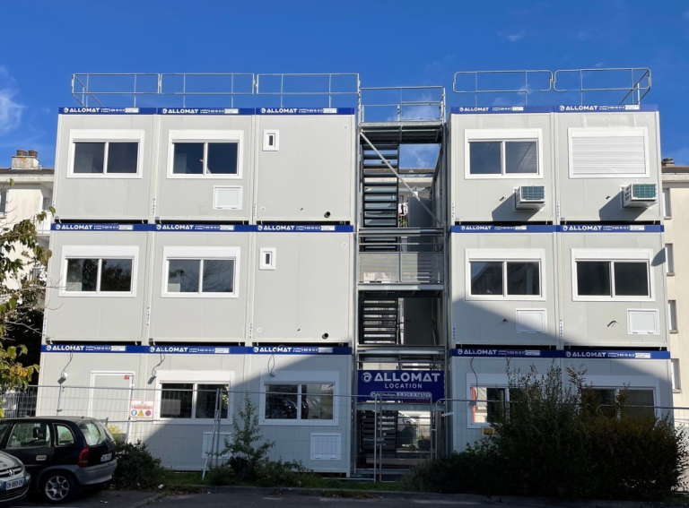 Base vie modulaire Allomat de 15 modules avec cages d'escaliers installée sur le chantier de rénovation Avalix à Saint-Nazaire