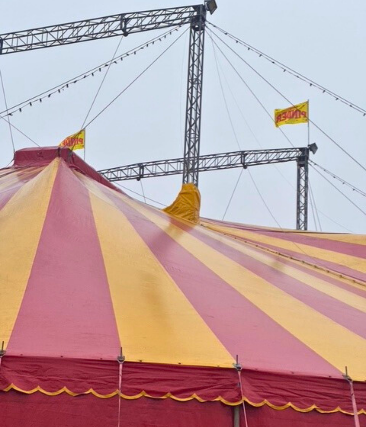 Chapiteau du Cirque Pinder install&eacute; sur la pelouse de Rouilly avec les modules temporaires Allomat &agrave; proximit&eacute;