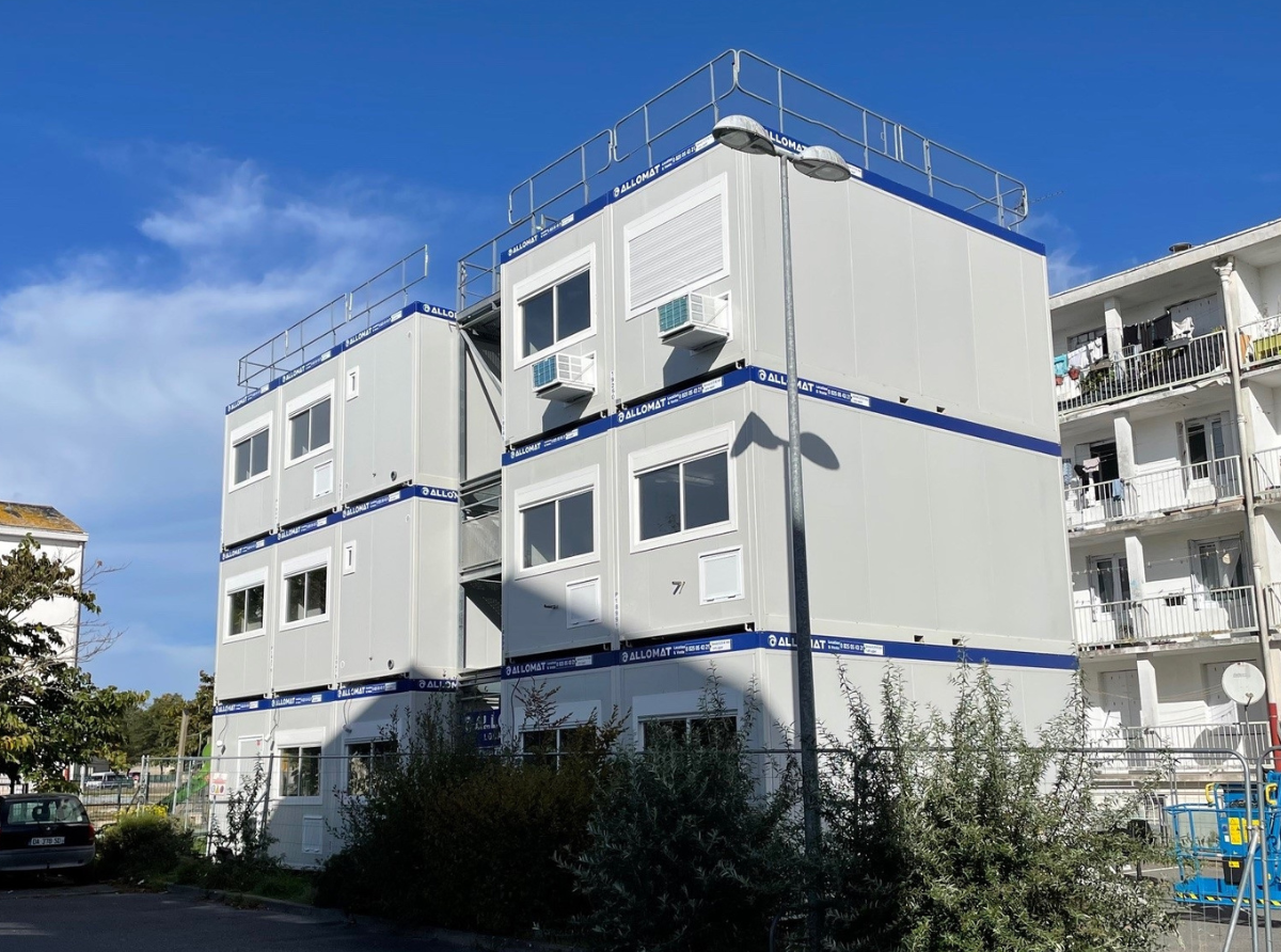 Modules de base vie Allomat installés sur le chantier de rénovation intérieure et isolation extérieure Avalix à Saint-Nazaire