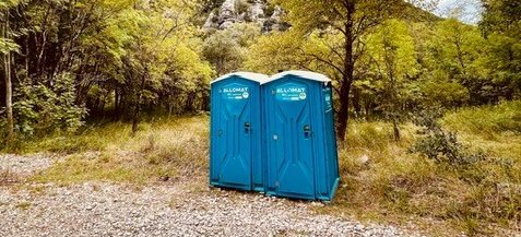 toilette autonome SANIMAT Allomat avec WC &agrave; l&rsquo;anglaise et urinoir int&eacute;gr&eacute; pour chantier