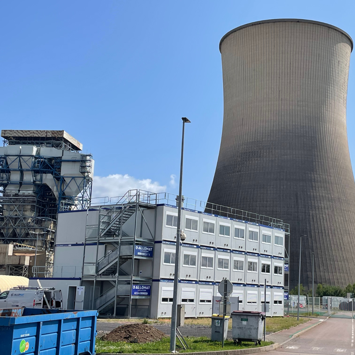 Base vie modulaire Allomat de deux &eacute;tages install&eacute;e pr&egrave;s de la tour a&eacute;ror&eacute;frig&eacute;rante du site TotalEnergies &agrave; Saint-Avold