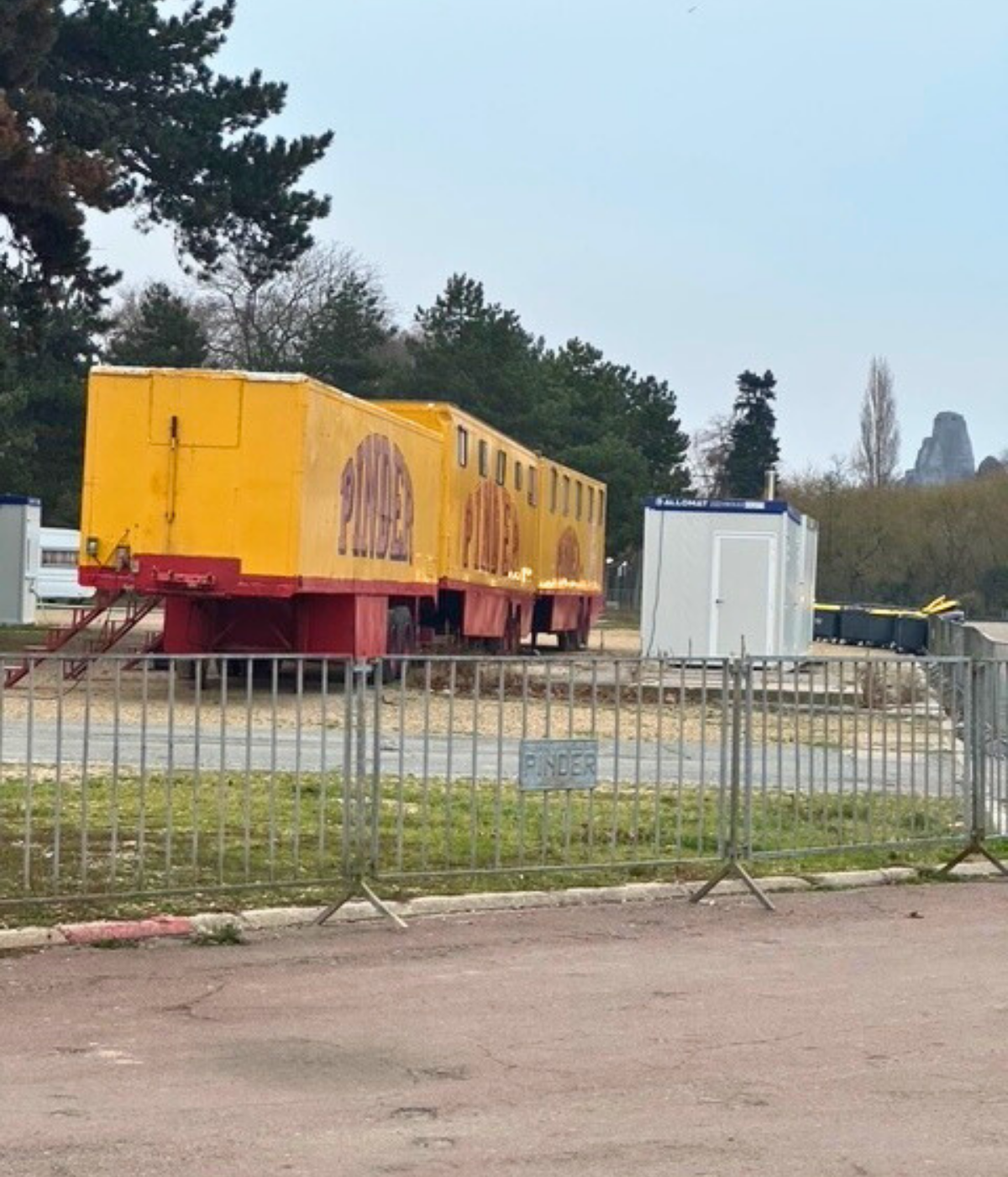 Modules &eacute;v&eacute;nementiels temporaires Allomat sur la pelouse de Rouilly pour le Cirque Pinder