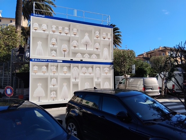 Façade modulaire habillée pour le projet Dior à Saint-Tropez