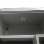 Intérieur de vestiaire séchant avec étagère et système de ventilation