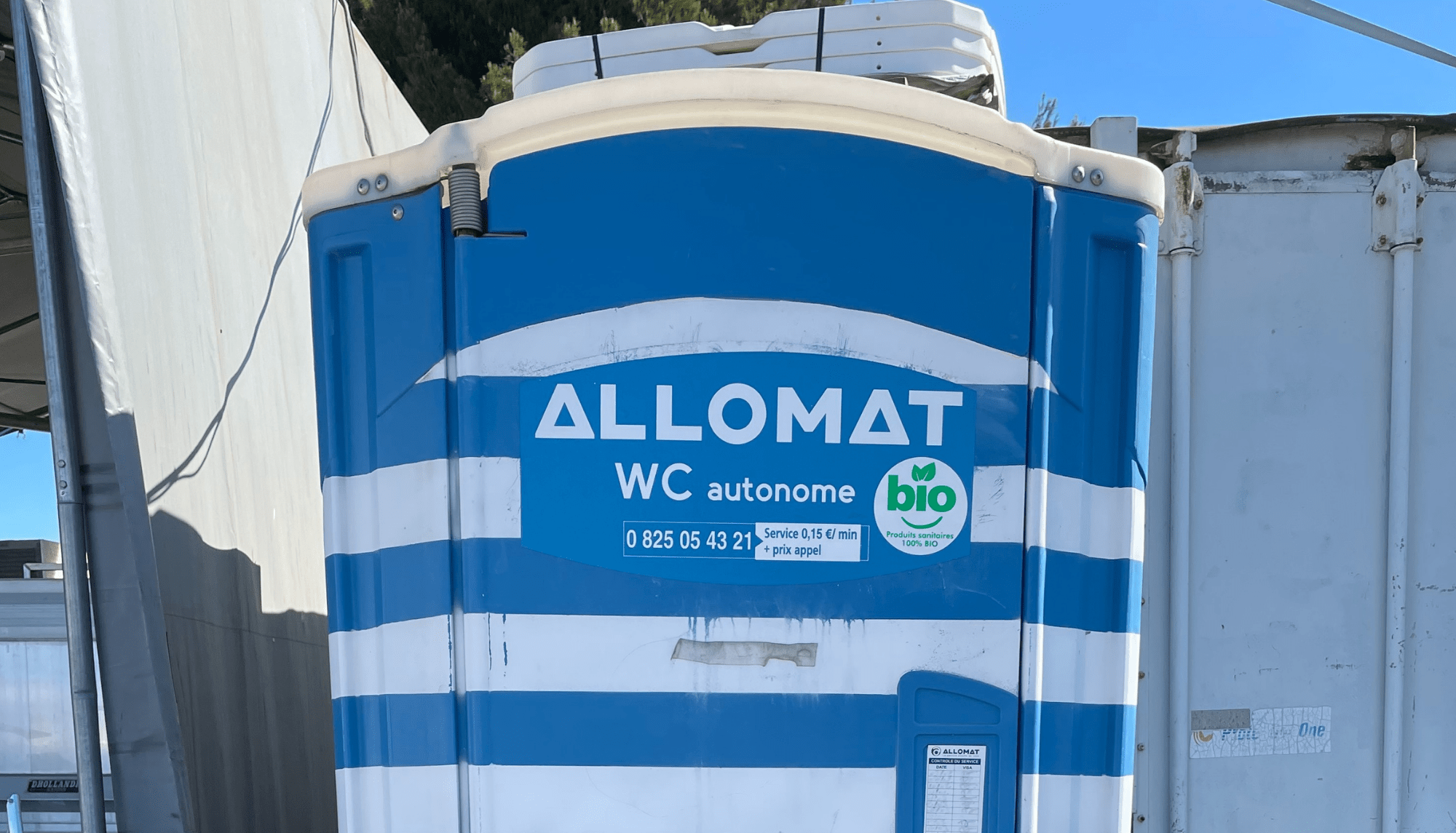 Toilette autonome Sanilux Allomat en utilisation