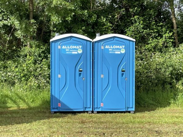 toilette autonome SANIMAT Allomat avec WC &agrave; l&rsquo;anglaise et urinoir int&eacute;gr&eacute; pour chantier