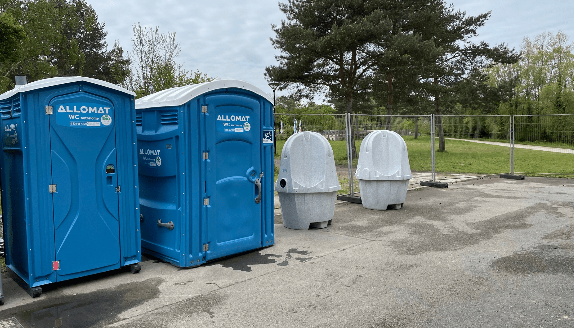 Urinoir autonome Urisan Allomat pour événements et chantiers.