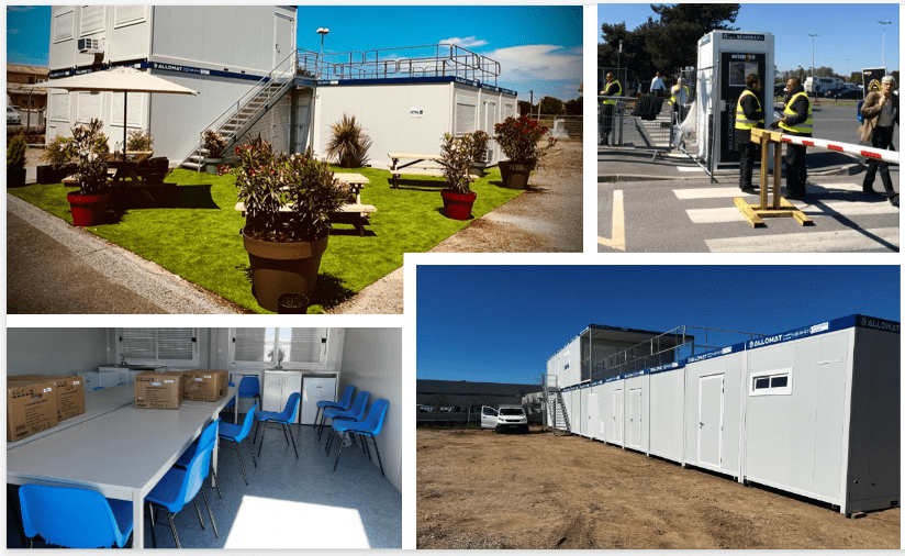 Base vie chantier modulaire de l'entreprise Allomat, illustrant l'aménagement extérieur et intérieur. L'ensemble comprend des constructions modulaires sur un ou deux niveaux (avec escalier), une zone de détente extérieure engazonnée avec tables de pique-nique et parasol. L'intérieur montre une salle de réunion ou de formation équipée de tables et de chaises bleues. Une image séparée illustre également la sécurité de l'accès au site, avec un portique et des agents contrôlant l'entrée, mettant en évidence les solutions complètes pour les bases vie Allomat.