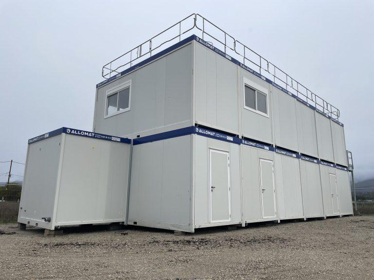 Bâtiment modulaire Allomat sur deux étages, exemple de construction modulaire prête à la livraison.