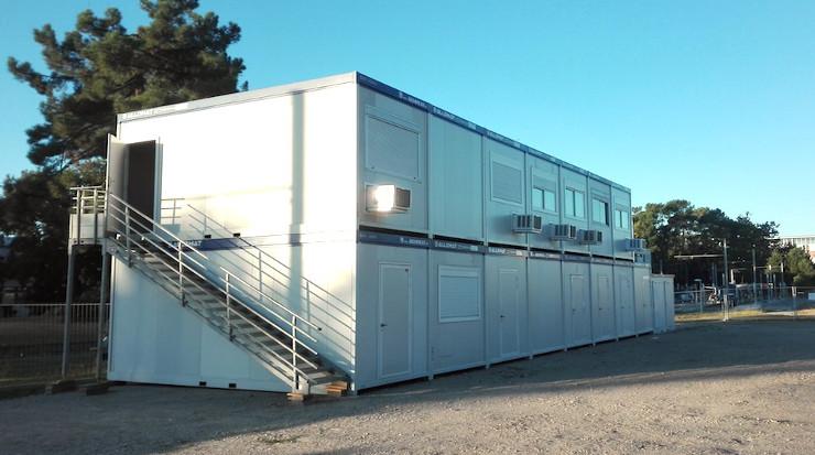 Bâtiment Allomat sur deux étages, idéal pour la location bureau modulaire, avec escalier extérieur.