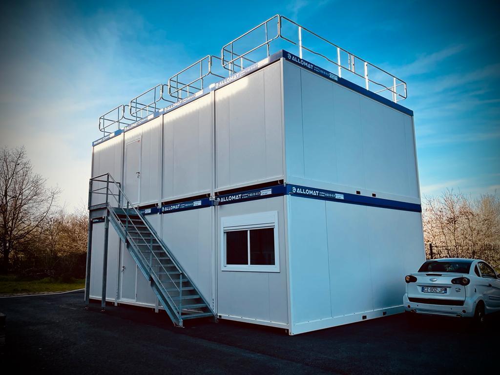 Bâtiment modulaire Allomat sur deux niveaux, idéal comme bureau chantier, avec escalier d'accès.