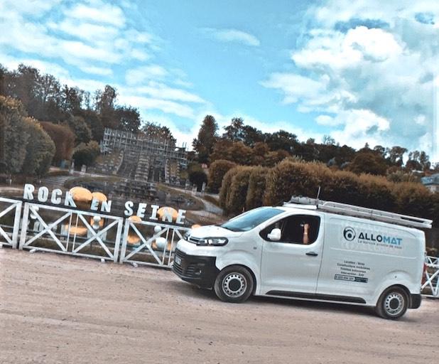 Fourgonnette Allomat devant le festival Rock en Seine. Fourniture de modules (bungalow chantier) pour l'événementiel.
