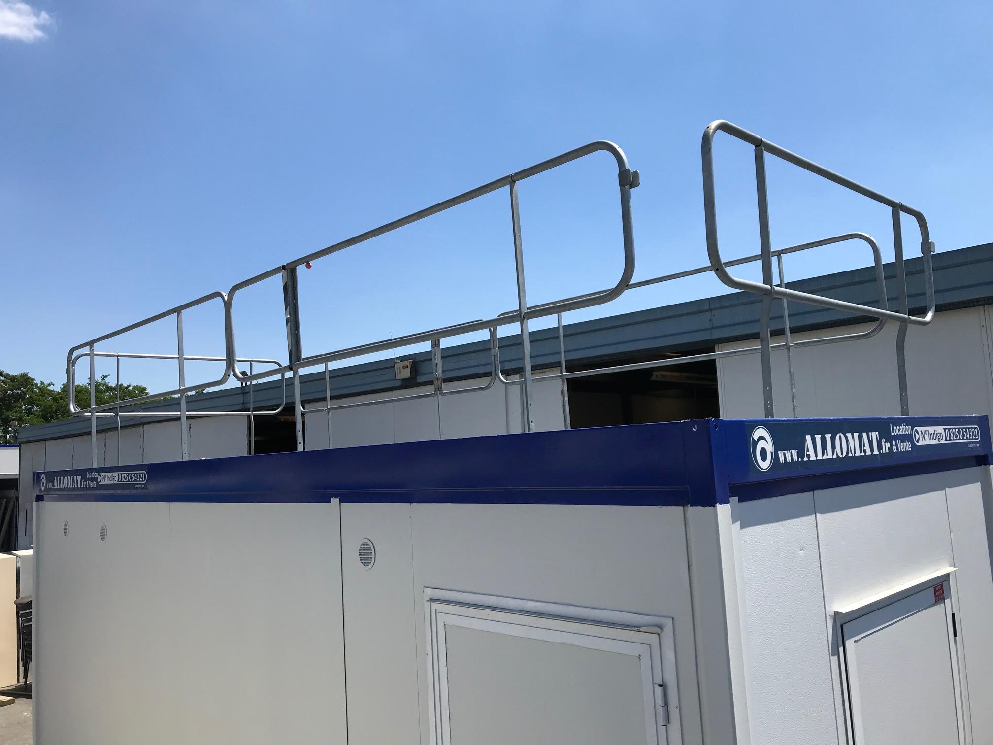 Garde-corps de sécurité métallique sur le toit d'une baraque de chantier modulaire Allomat.