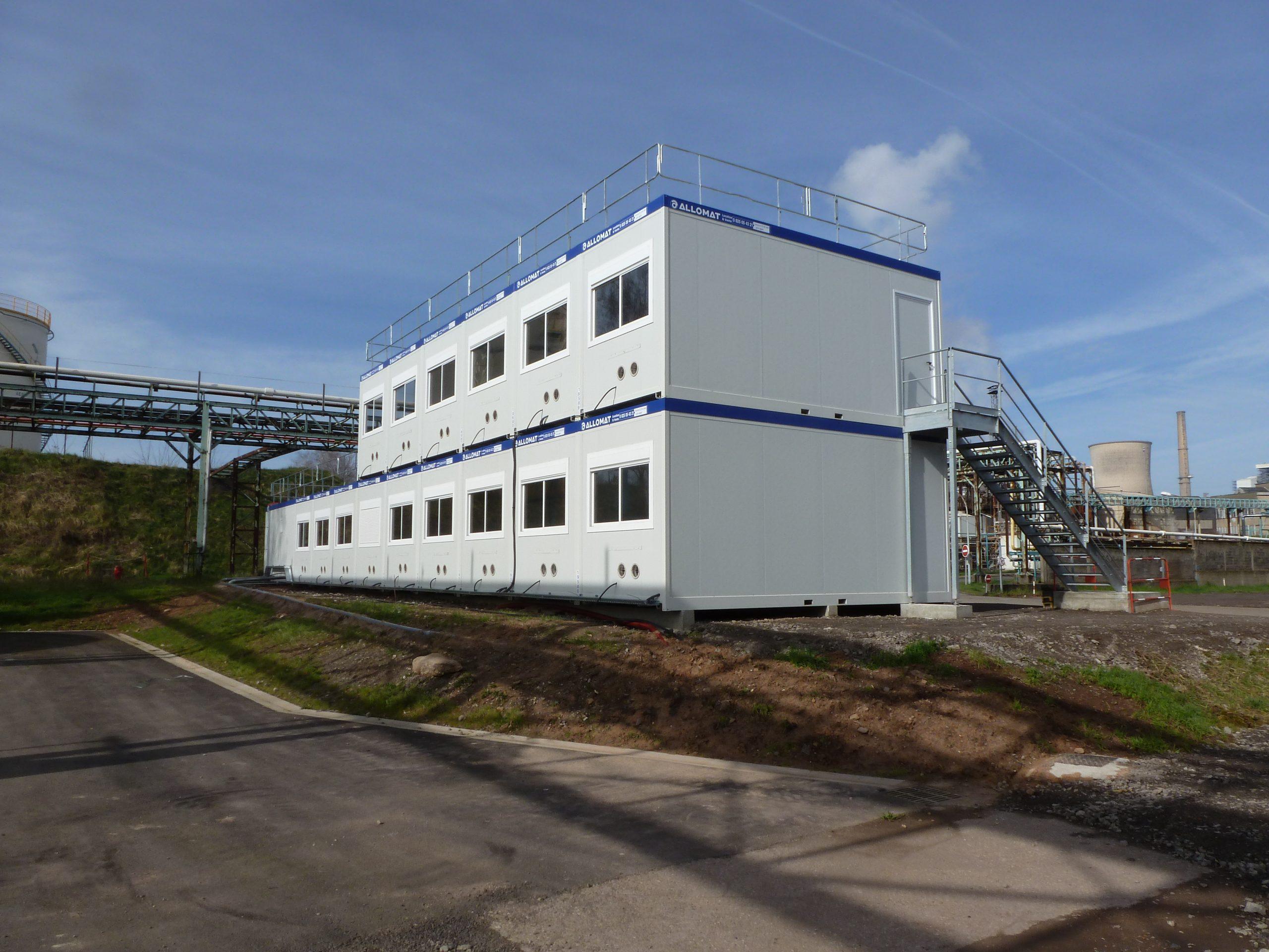 Cabane de chantier modulaire Allomat sur deux niveaux, installée sur un site industriel.