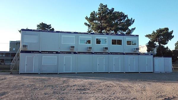 Longue structure de location bureau modulaire Allomat à deux étages, avec climatisation.