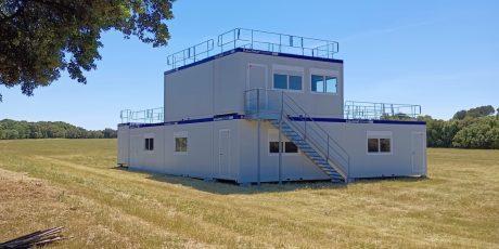 Bâtiment modulaire sur deux niveaux, parfait pour la location de bungalows ou de bureaux temporaires.