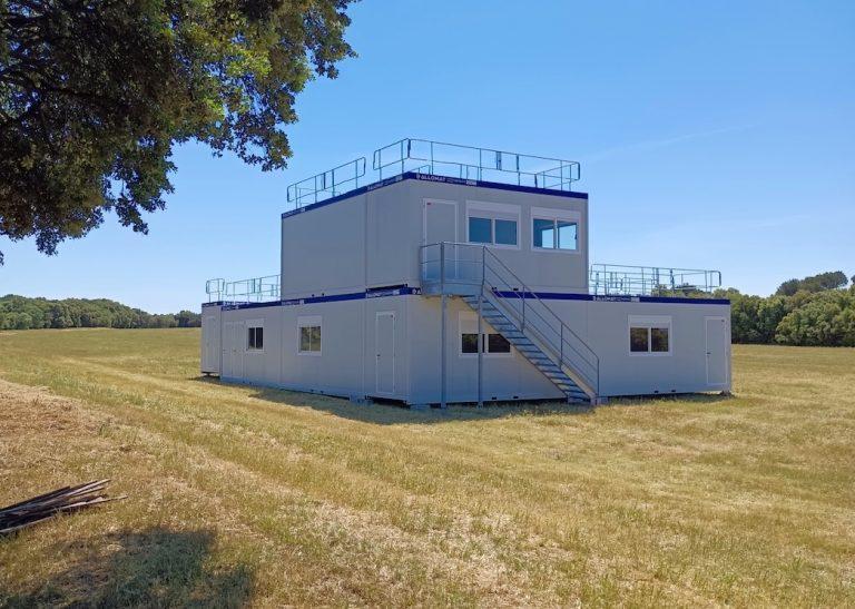 Bâtiment modulaire sur deux niveaux, parfait pour la location de bungalows ou de bureaux temporaires.