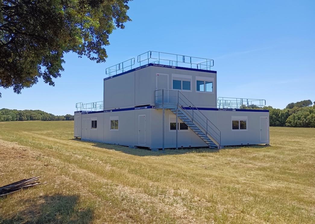 Bâtiment modulaire sur deux niveaux, parfait pour la location de bungalows ou de bureaux temporaires.