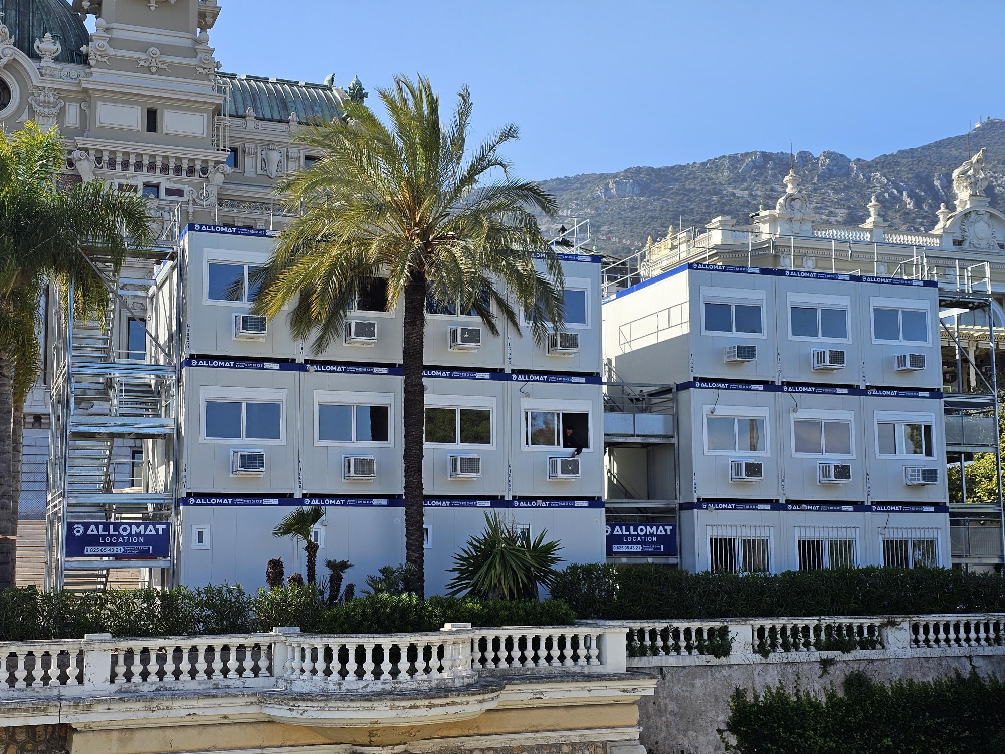 Bâtiment modulaire Allomat LOCATION (vestiaire chantier) sur trois niveaux à Monaco.