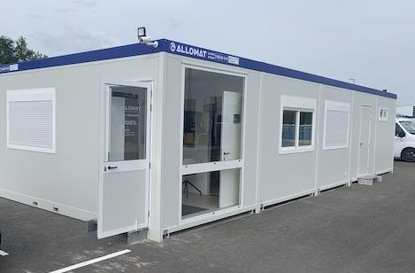 Module Allomat avec grande baie vitrée, utilisé comme bureau chantier ou bureau d'accueil.