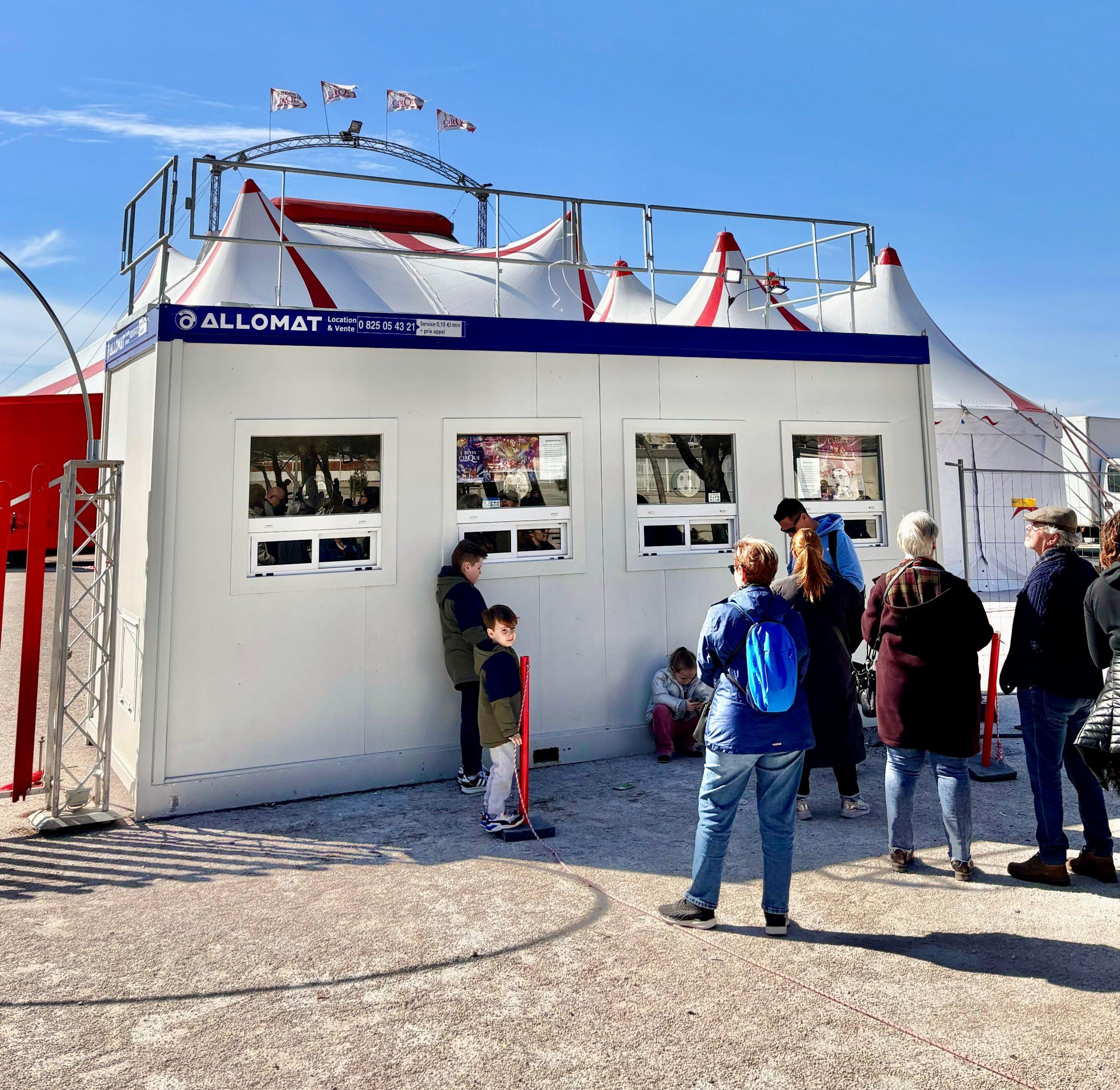 Module Allomat transformé en guichet de billetterie devant un chapiteau.