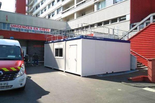 Module Allomat installé devant les urgences d'un hôpital. Logistique pour le personnel (type location toilette de chantier).