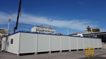 Très longue structure de location modulaire installée en milieu urbain.