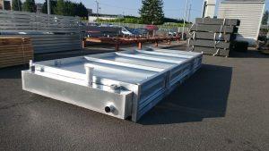 Grand bac de rétention chantier métallique pour modules préfabriqués.