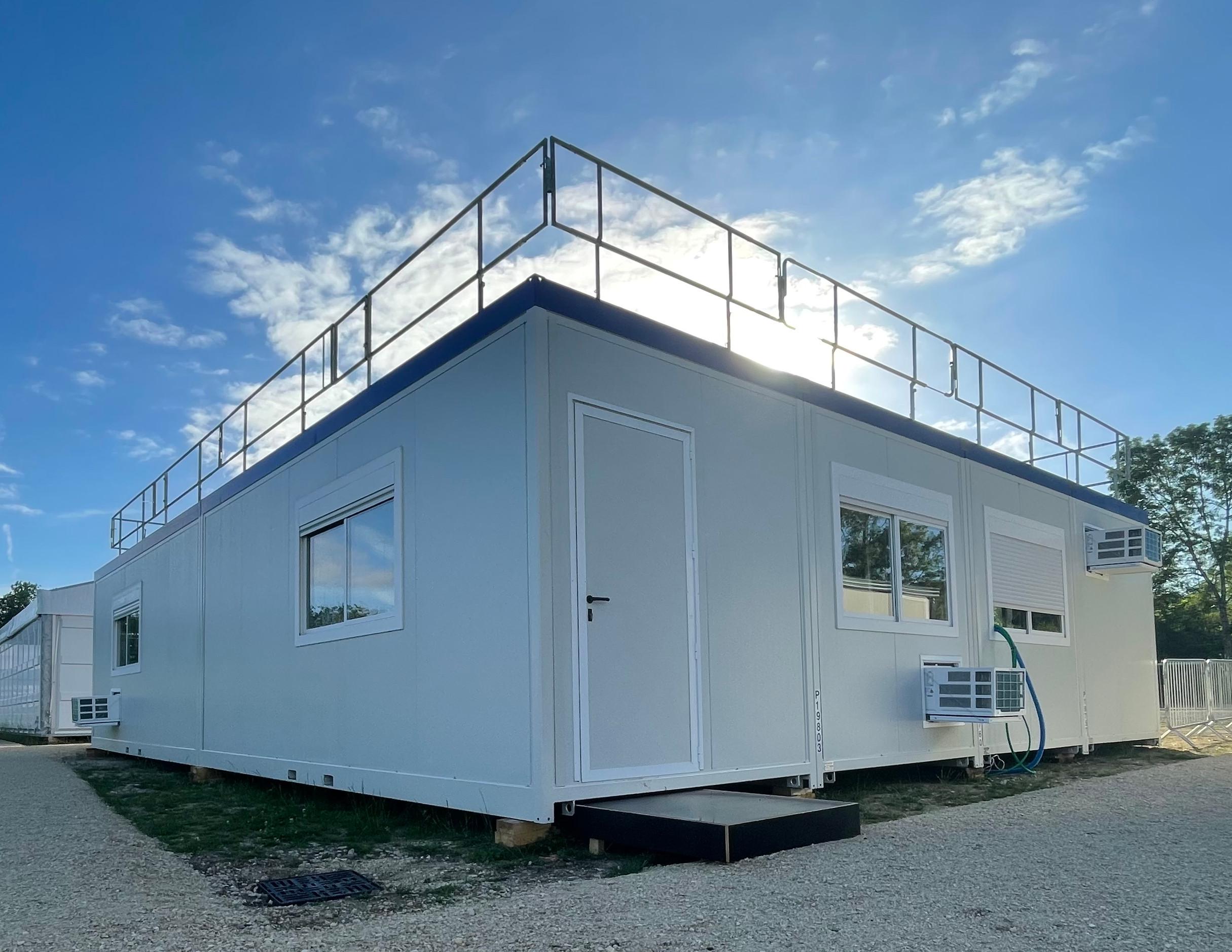 Base vie chantier modulaire, vue extérieure d'un bungalow préfabriqué – Allomat