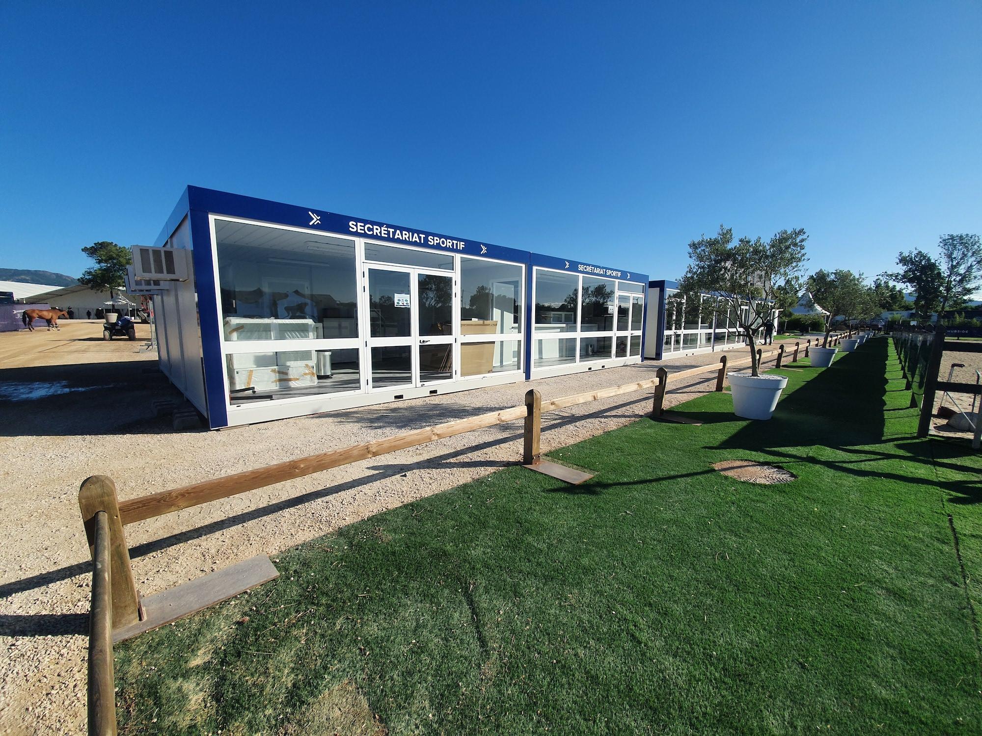 Module vitré servant de Secrétariat Sportif. Ces modèles sont parfois disponibles en bureau de chantier occasion.