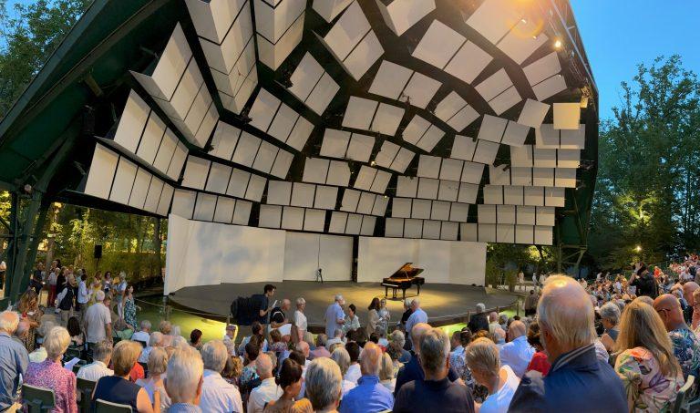 Concert de piano en plein air.