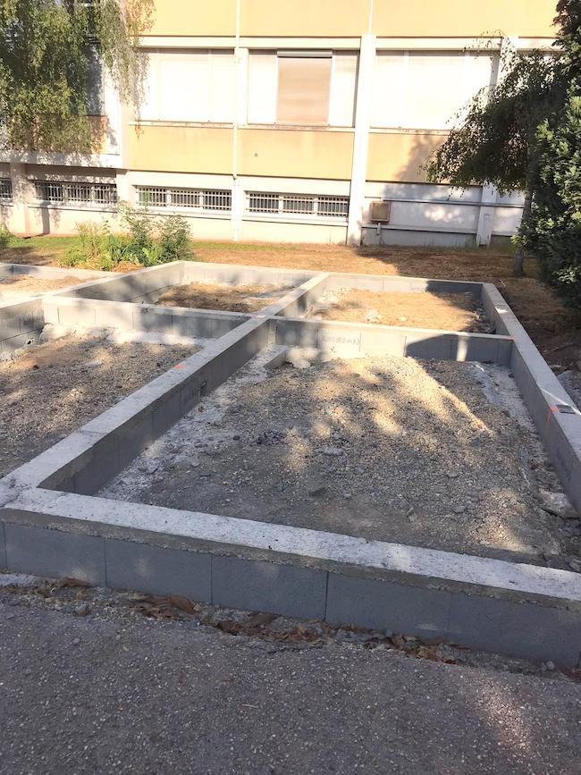 Fondations terminées pour l'installation d'une salle de classe préfabriquée.