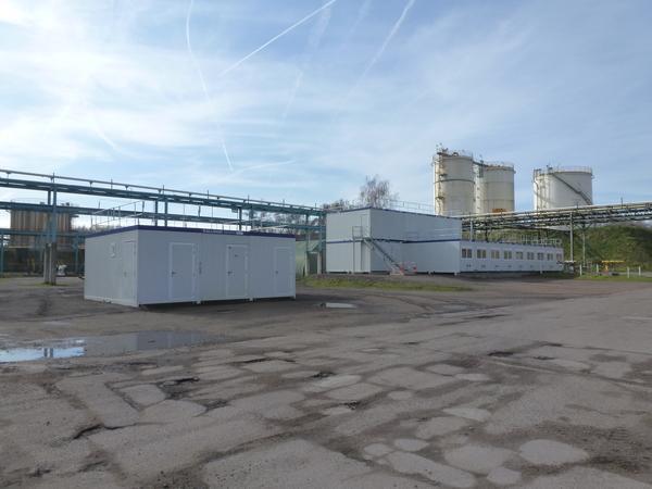 Bâtiments modulaires (cabane de chantier) installés sur un site industriel.