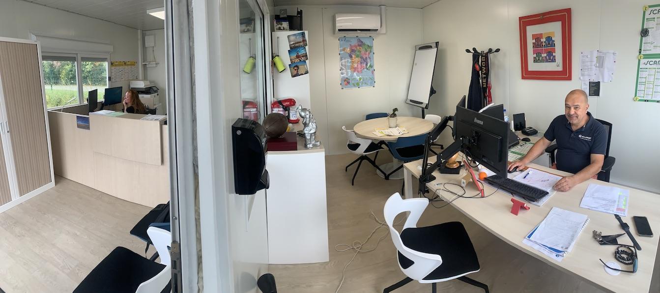 Intérieur de bureau modulaire entièrement aménagé et occupé, idéal pour un bureau chantier.