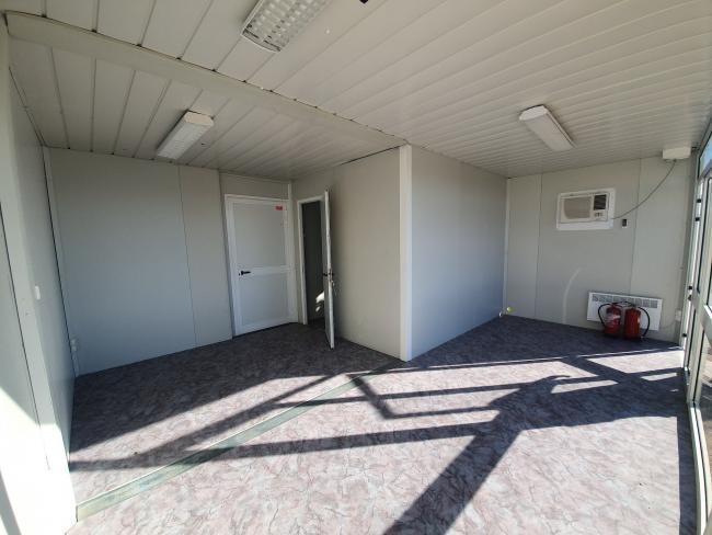 Intérieur de bureau modulaire vide, disponible en bureau de chantier occasion, avec climatisation et chauffage.