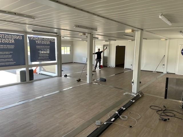 Intérieur de grand bureau modulaire avec faux parquet.