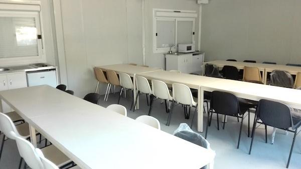 Intérieur de module aménagé en réfectoire pour la location bureau modulaire.