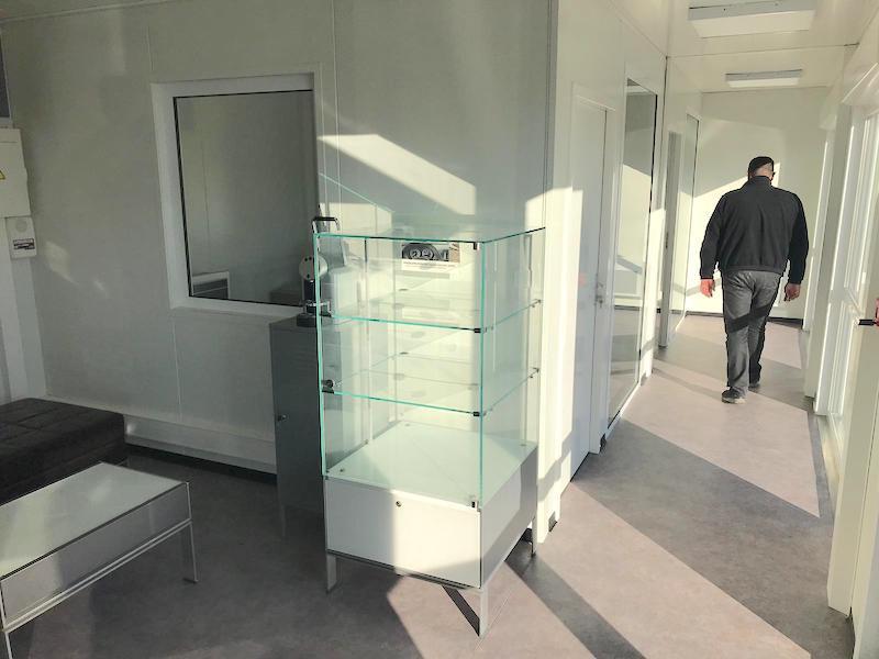 Couloir et espace d'accueil d'un bureau préfabriqué aménagé.