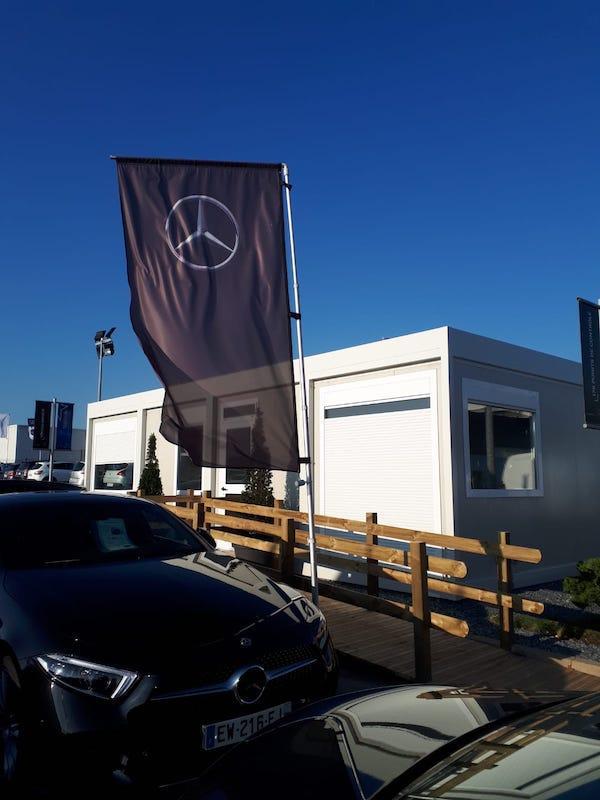 Module de type bureau de chantier utilisé comme bureau de vente Mercedes, avec rampe d'accès.